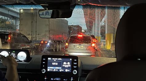 Motorists, commuters suffer as heavy rains cause traffic jam .